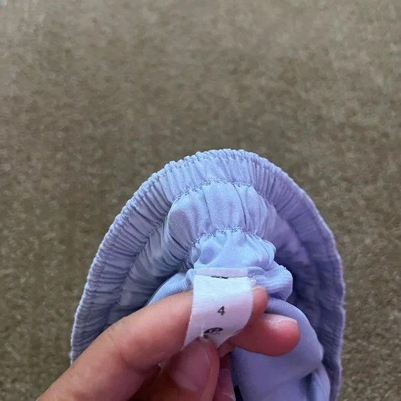 Lululemon Hotty Hots Size 4 - Picture 2 of 3